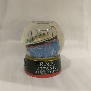 Snow ball with a Titanic ship insida